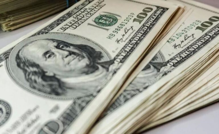 El dólar blue por primera vez superó los $900