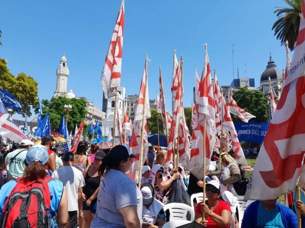Piqueteros protestan en Plaza de Mayo por la baja de planes sociales