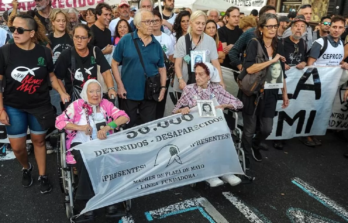 Una multitud conmemora el “Día de la Memoria” en la la Plaza de Mayo