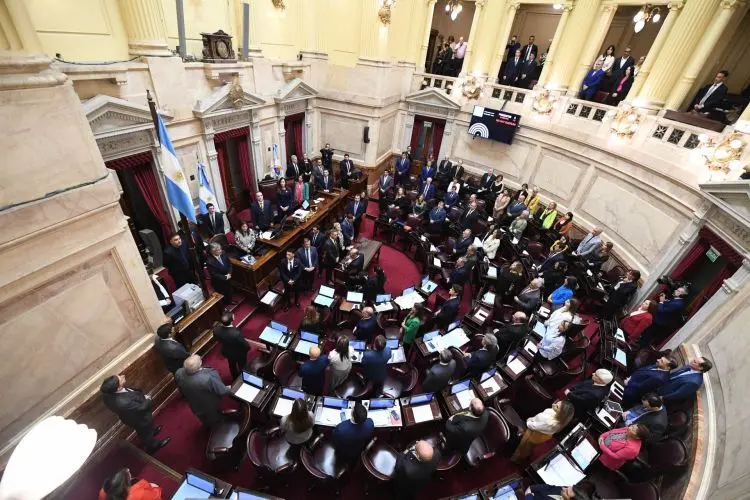 Los senadores desistieron de volver a aumentarse los sueldos