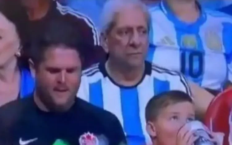 Un senador estuvo en el estadio viendo a la Selección y lo destrozaron en las redes