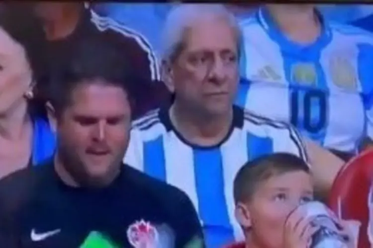 Un senador estuvo en el estadio viendo a la Selección y lo destrozaron en las redes