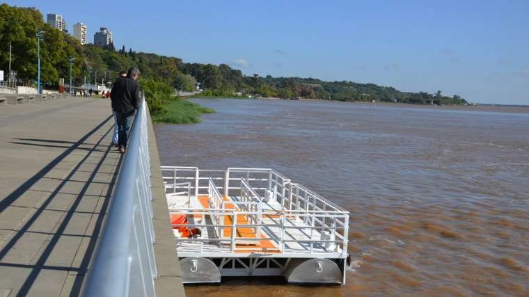 Un hombre se arrojó al río en la costanera de Paraná y fue rescatado