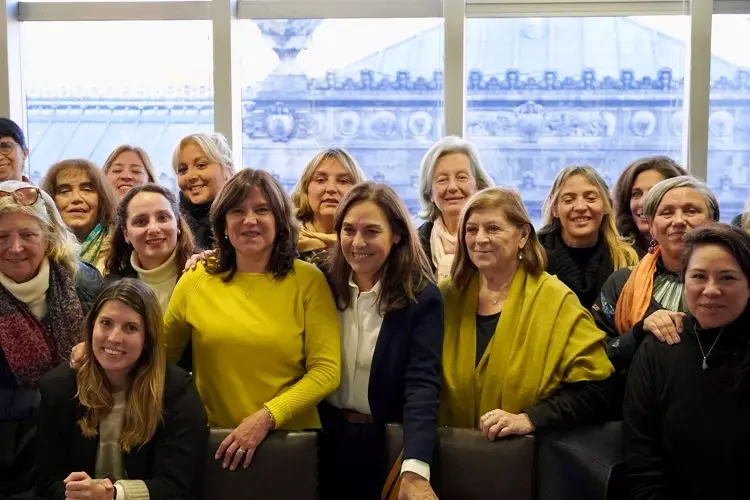 Lanzan una campaña en defensa de las políticas de las mujeres y piden audiencia con dos ministros