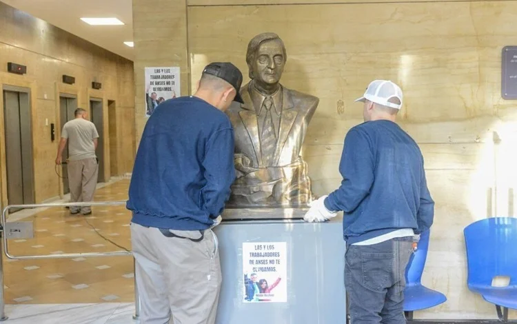 Unión por la Patria reclama el busto de Néstor Kirchner