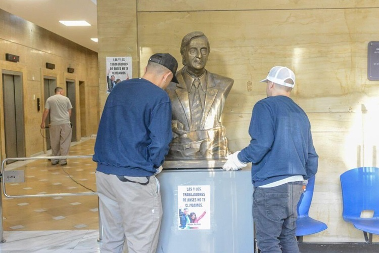 Unión por la Patria reclama el busto de Néstor Kirchner