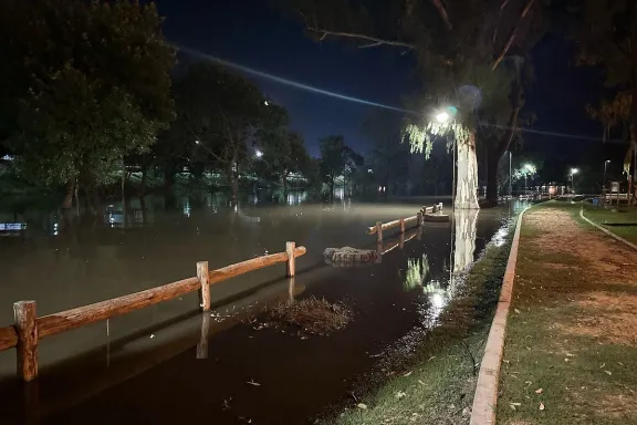 El río Gualeguaychú se acercó al nivel de evacuación y podría estar en su pico