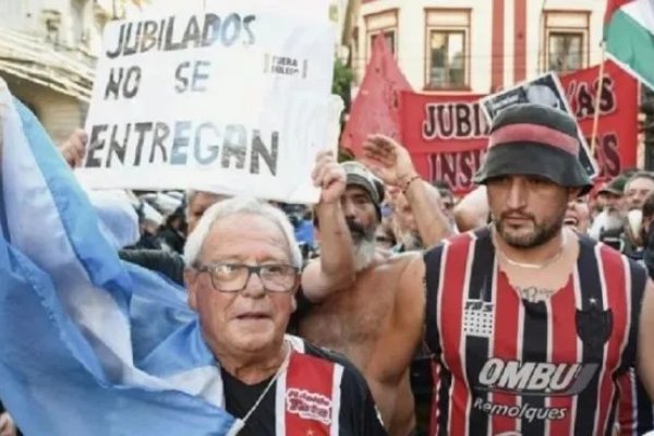 Tensión: jubilados e hinchas marchan juntos en el Congreso en medio de un fuerte operativo de seguridad