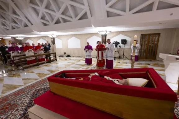El Vaticano publicó las primeras imágenes del Papa Francisco en su féretro