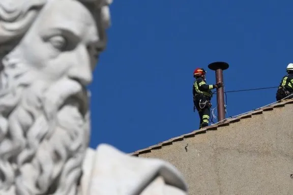 Cónclave: el Vaticano ya instaló la chimenea para el humo negro y blanco