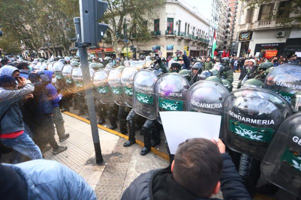 La represión de Bullrich a los jubilados dejó más de 80 heridos