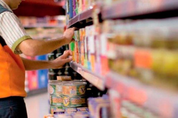 Gobierno busca forzar una baja en el aumento salarial acordado con Comercio