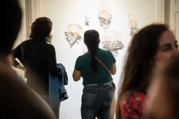 Se realizará visita guiada sobre la exposición Aparece un movimiento inevitable en el espacio AURA